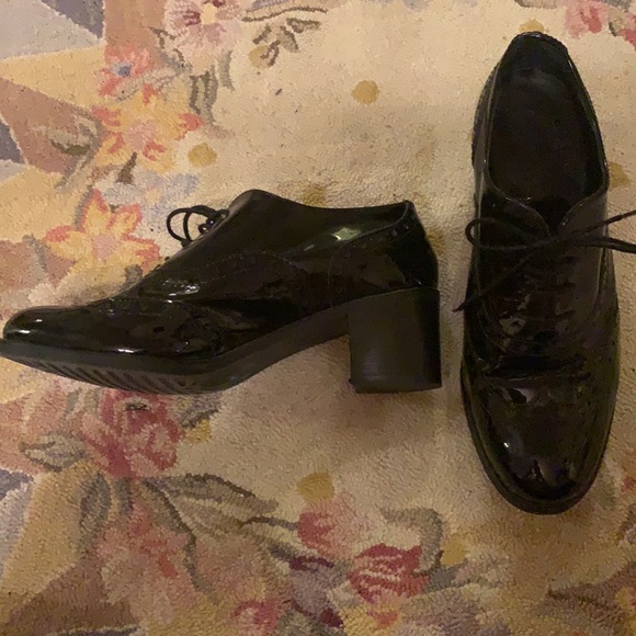 PATENT LEATHER OXFORDS MADE BY EUROPEAN MINELLI! PURCHASED IN PARIS. SIZE 38. - Picture 3 of 7